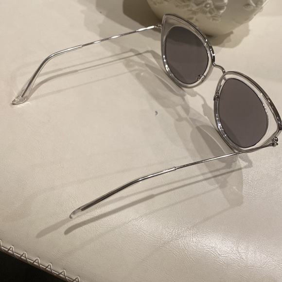 Sunglasses like new - Picture 5 of 6